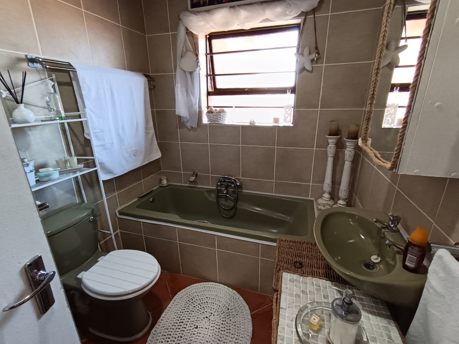 4 Bedroom Property for Sale in Wavecrest Eastern Cape